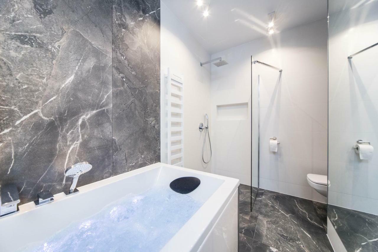 Jacuzzi Apartments คราคูฟ ภายนอก รูปภาพ
