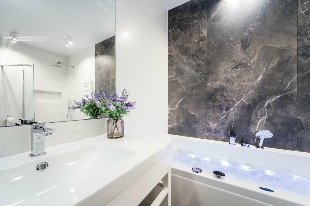 Jacuzzi Apartments คราคูฟ ภายนอก รูปภาพ