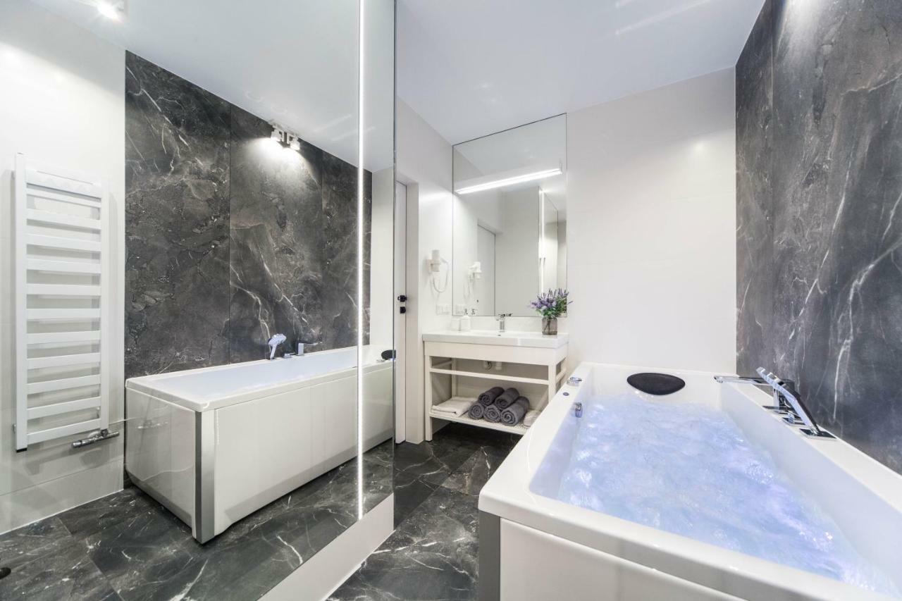 Jacuzzi Apartments คราคูฟ ภายนอก รูปภาพ